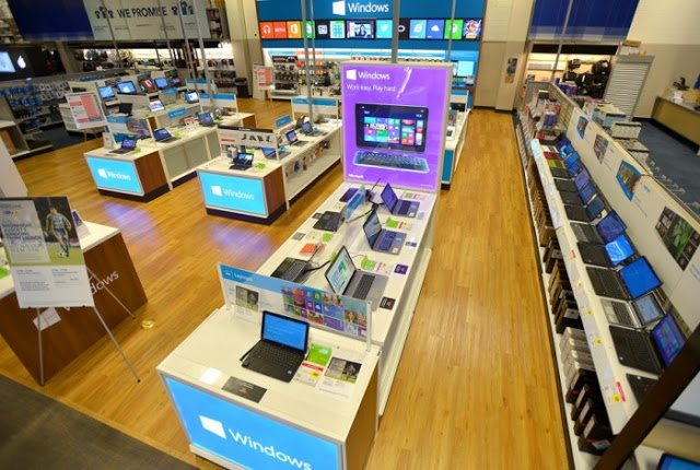 Interior de la tienda de electrónica Best Buy en Miami Interior de la tienda de electrónica Best Buy en Miami