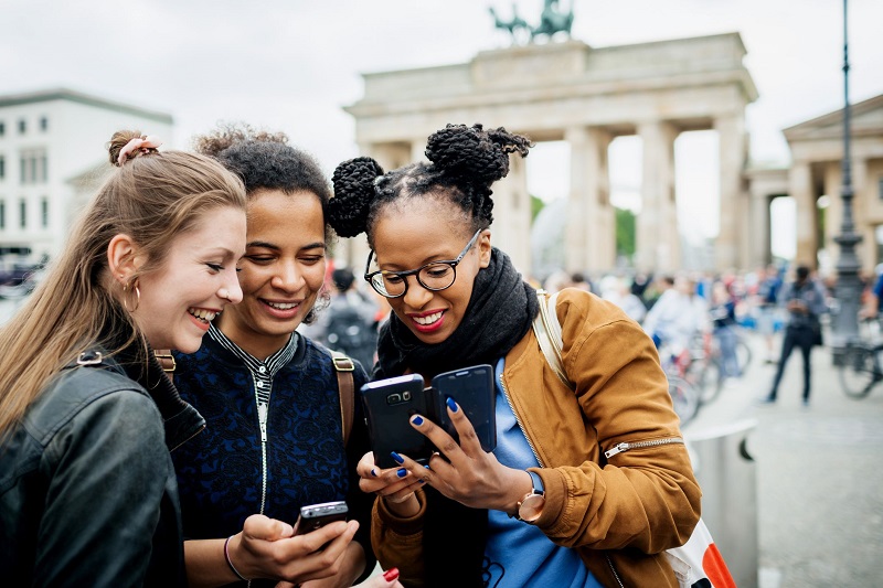 Personas utilizando sus teléfonos móviles Personas utilizando sus teléfonos móviles